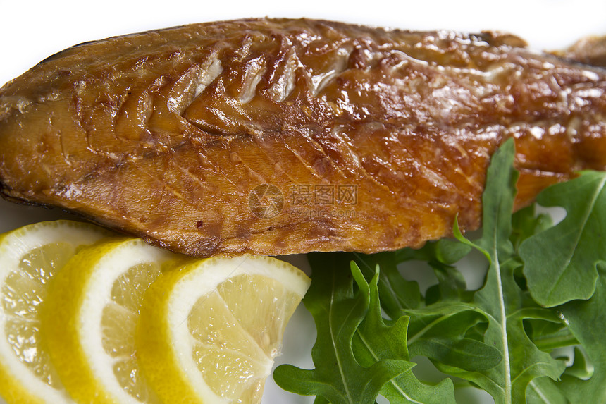 含柠檬和沙拉的熏鱼绿色黄色海鲜盘子金子熏制鲭鱼图片