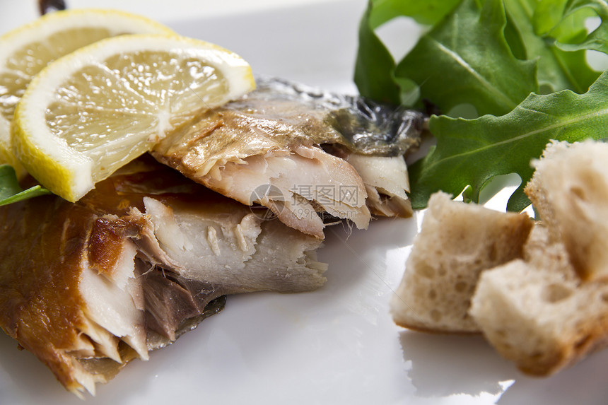 含柠檬和沙拉的熏鱼鲭鱼绿色面包金子盘子熏制黄色海鲜图片