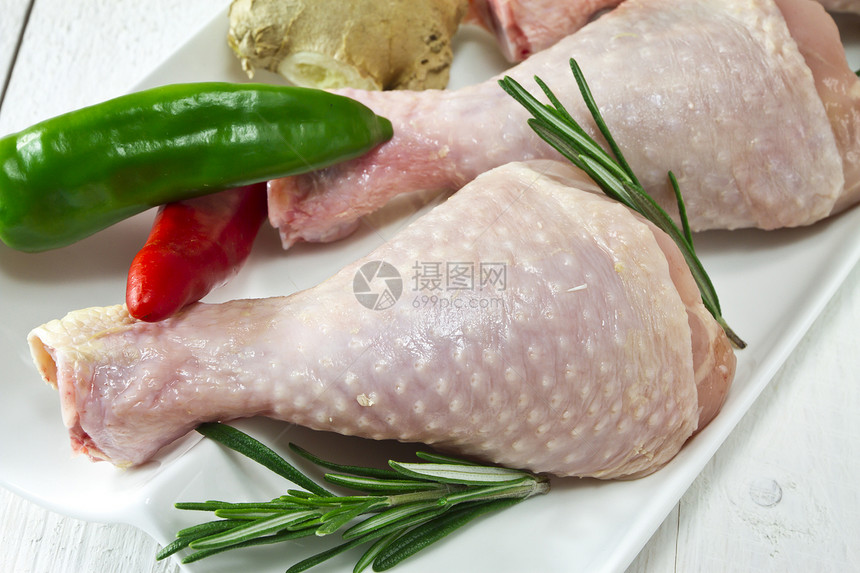 新鲜鸡腿红色团体辣椒绿色食物草本植物家禽白色迷迭香图片