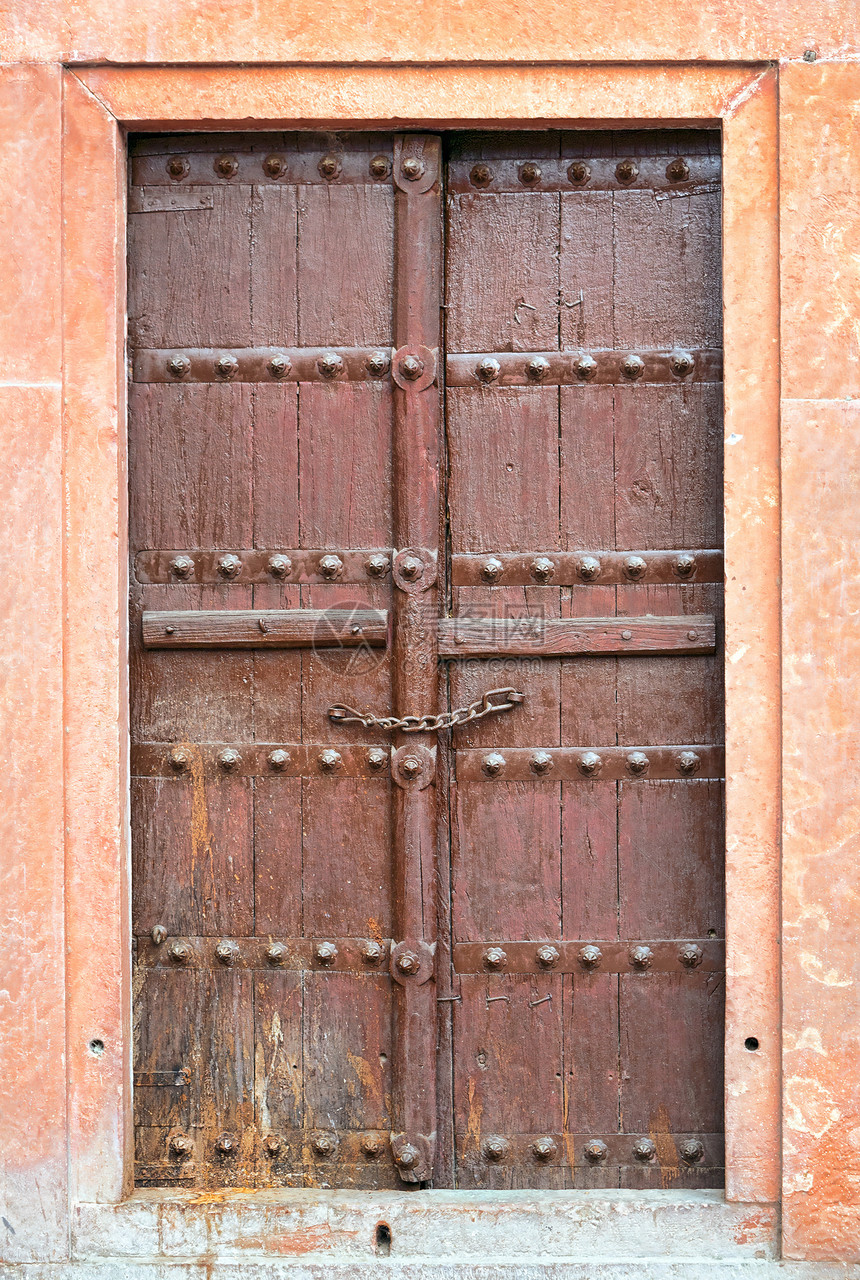 旧棕色木制门图片