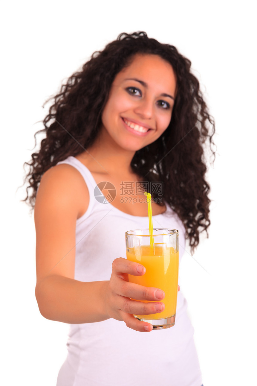 年轻女人拿着一杯橙汁 孤立在白面包上青少年水果女士女孩工作室乐趣饮食果汁卷曲女性图片