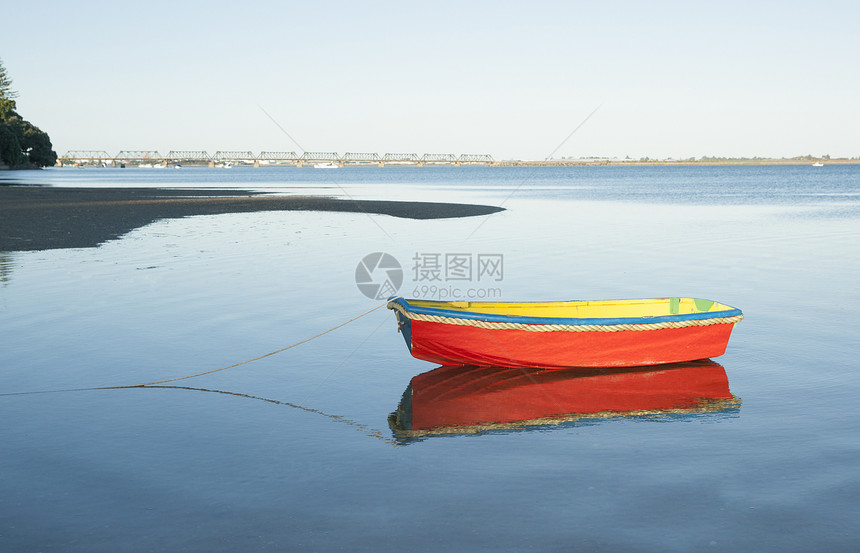 小船来了场景港口海滩航海血管图片