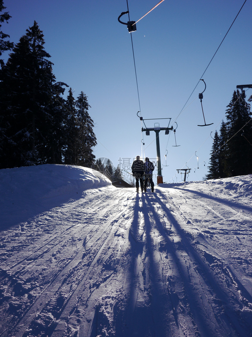 拖动电梯天空电缆晴天蓝色运动首脑冰川远景高山滑雪者图片