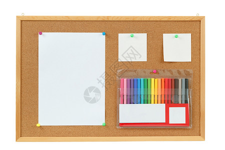 在cork 版板上加注的彩色标记蜡笔铅笔教育订书机邮政草图特写笔记软木记忆背景图片