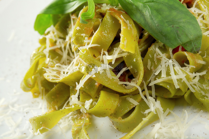 意大利面条营养松树午餐坚果叶子盘子食物美食健康烹饪图片