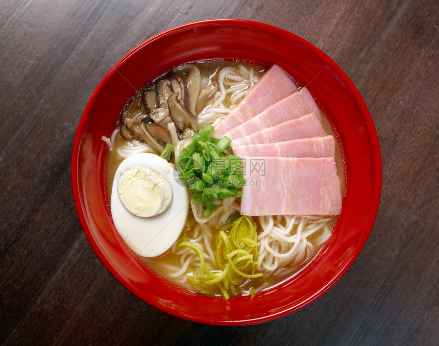 日本火腿面条饮食营养烹饪午餐美食红色盘子餐厅糖类绿色图片