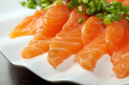 沙门塞西米食物熏制鱼片拼盘海鲜香料盘子鲷鱼背景图片
