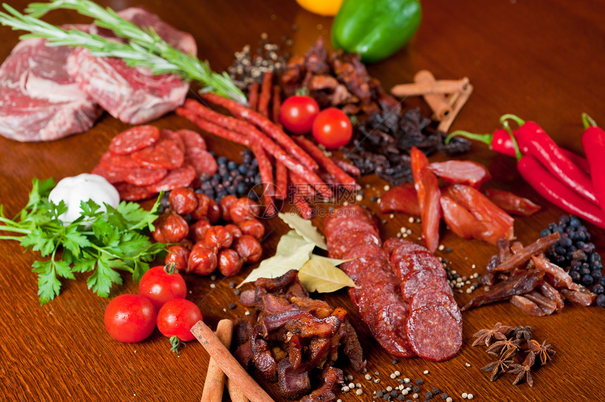 肉类和香肠木头蔬菜胡椒木板厨房营养桌子香菜炙烤盘子图片