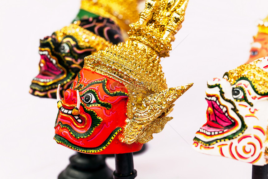 土生土长的泰泰风格巨型面具红色剧院文化雕刻信仰艺术手工业金子宗教传统图片