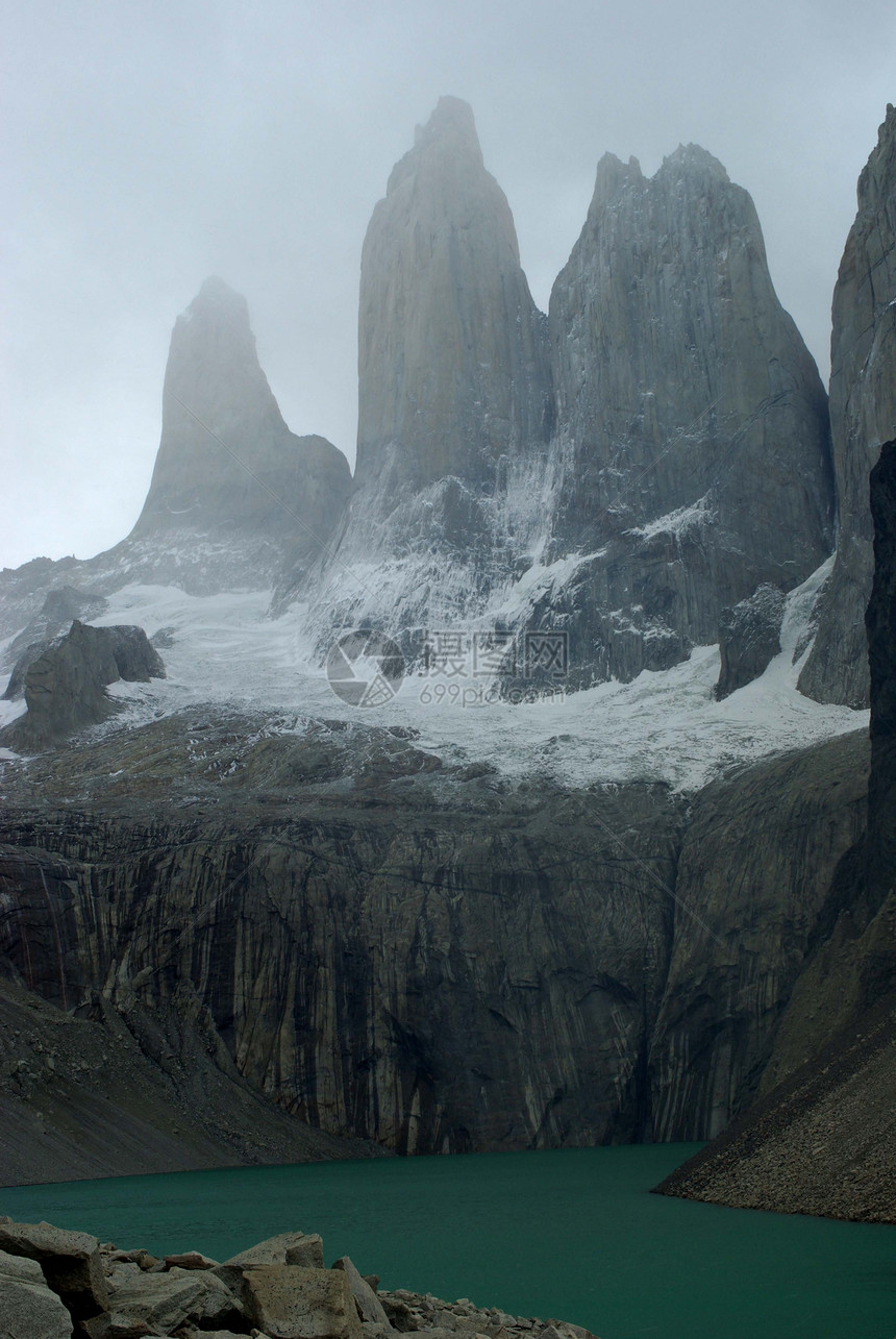 智利的峰值风景登山薄雾荒野多云岩石冰川池塘图片