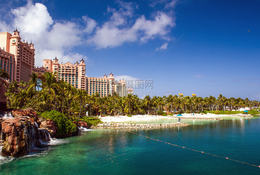 巴哈马拿骚天堂岛亚特兰蒂斯酒店酒店玻璃海浪反射支撑房子场景晴天天空棕榈图片