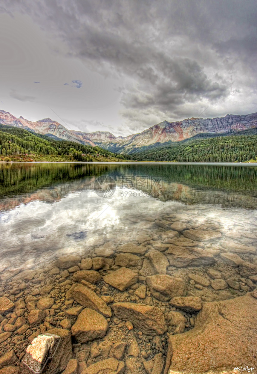 阿尔卑斯湖旅行绿色棕色树木反射灰色透明度森林池塘高山图片