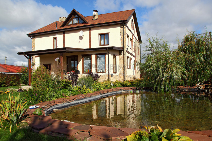 在院子里的池塘风景小屋绿色建筑学房子住宅乡村花园叶子草地图片