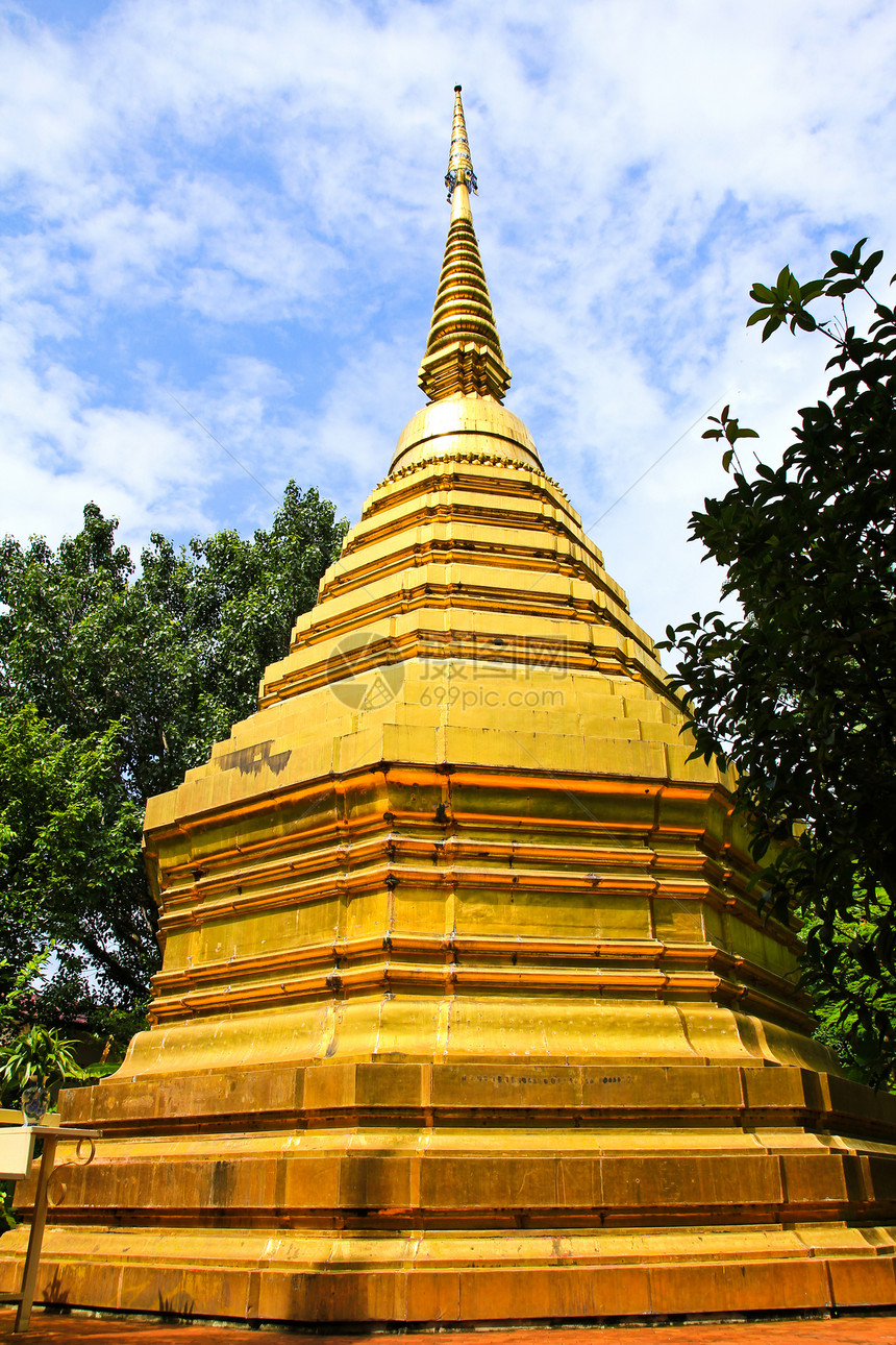 泰国清莱省Temple的泰国乡建筑学佛塔寺庙宝塔金子图片