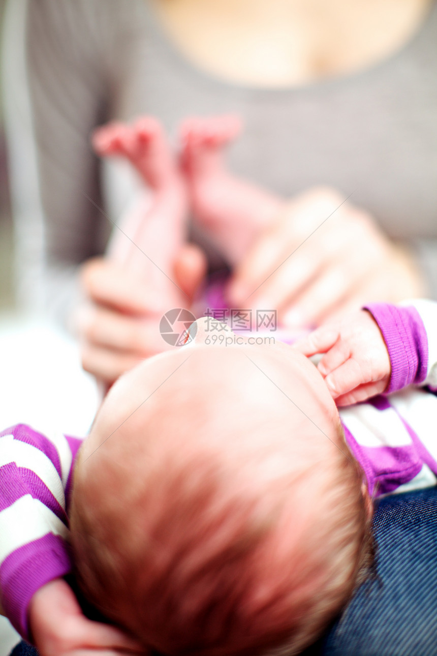 幼小的婴儿头朝着摄像机躺着图片