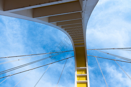 底桥底视图城市电缆天空跨度晴天蓝色低角度艺术建筑运输背景图片