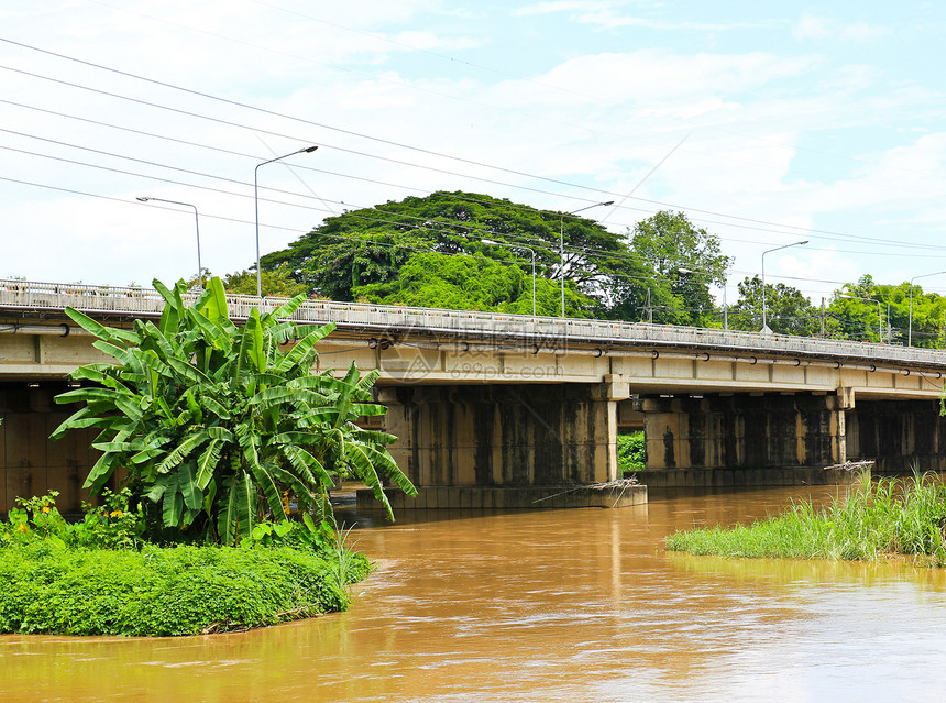 在泰国的一条河上桥人行道热带旅行天空溪流小路天桥绿色蓝色风景图片