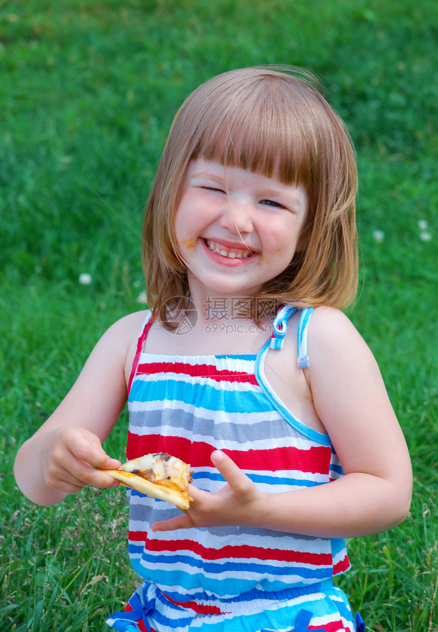 草地上的野餐食物阳光小吃儿童幸福女孩公园孩子晴天喜悦图片