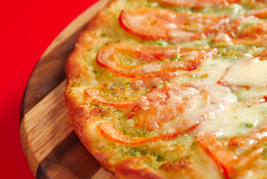 披萨加番茄和奶酪蔬菜食物育肥圆圈午餐小吃餐厅脆皮圆形图片