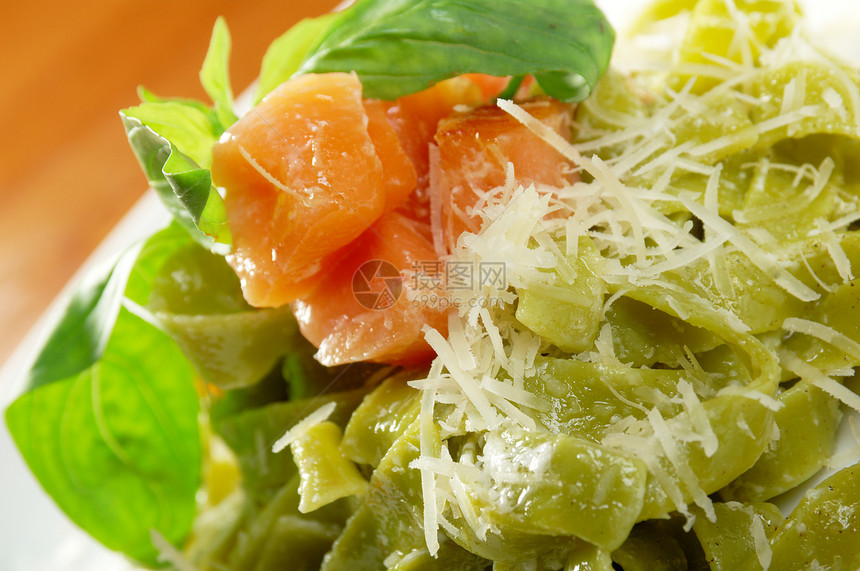 意大利面条香蒜烹饪美食坚果盘子绿色午餐营养食物叶子图片
