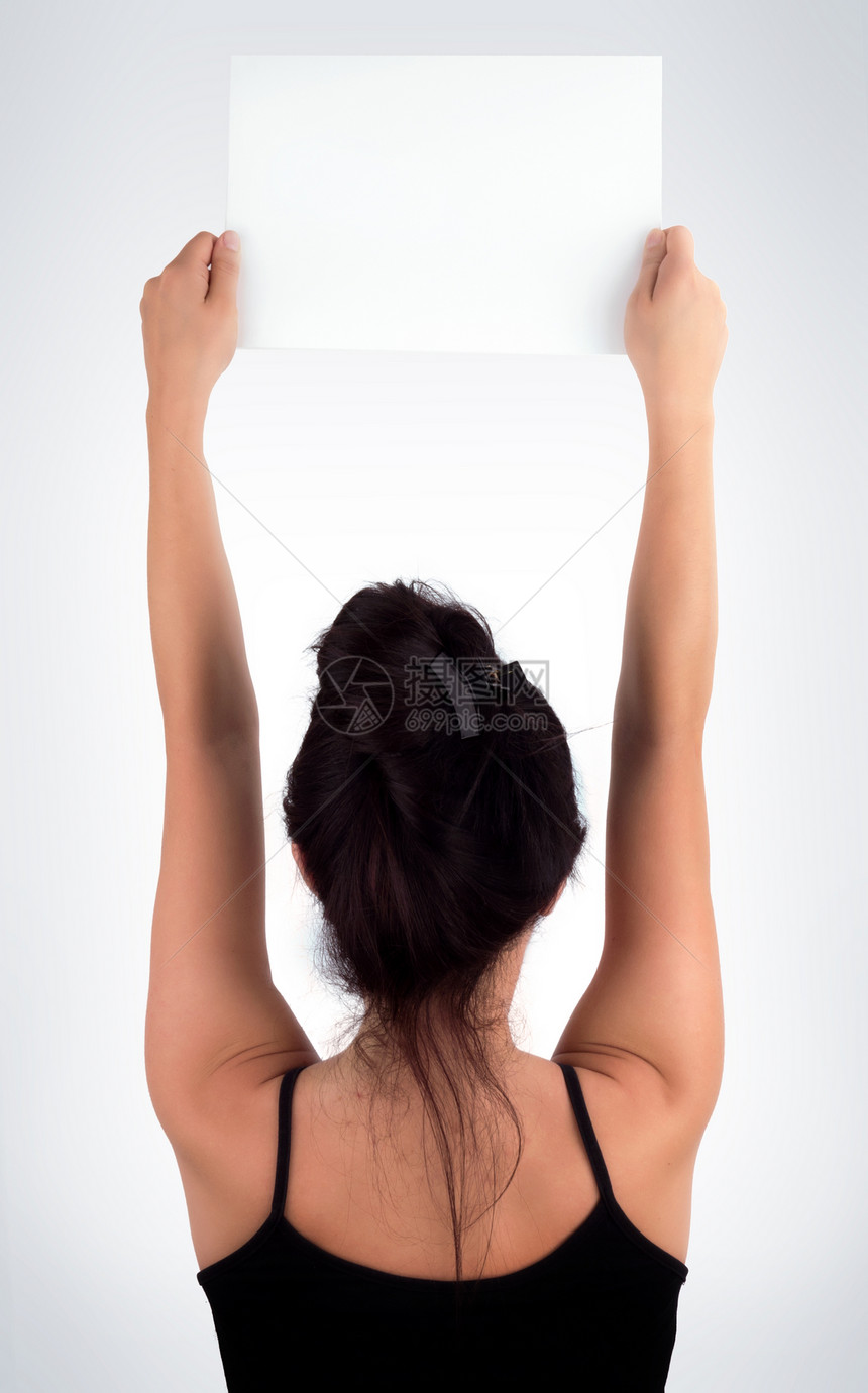 持有空手签牌的年轻临时女性背面(纸张)图片