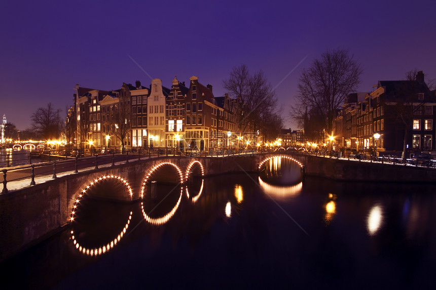 夜间从荷兰阿姆斯特丹到荷兰的都市建筑学灯笼交通景观城市城景反射建筑运输图片