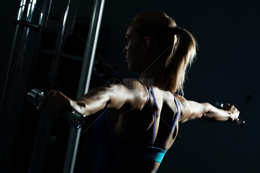 女运动员哑铃身体成人运动锻炼训练黑发重量肌肉教练二头肌图片
