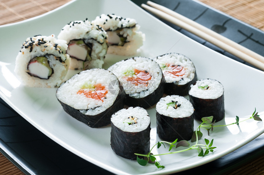 日本寿司白色盘子黑色筷子小吃百里香焦点午餐海鲜美食图片