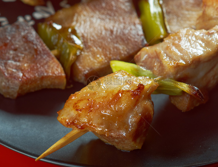 日本鸡肉 猪肉 日本菜烹饪餐厅推介会盘子竹子烧烤白色食物沙爹美食图片