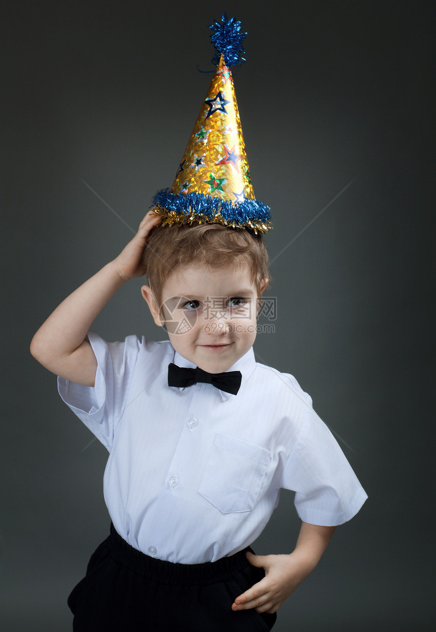 庆祝生日的男孩后代童年喜悦庆典帽子幸福鼓风机乐趣孩子派对图片