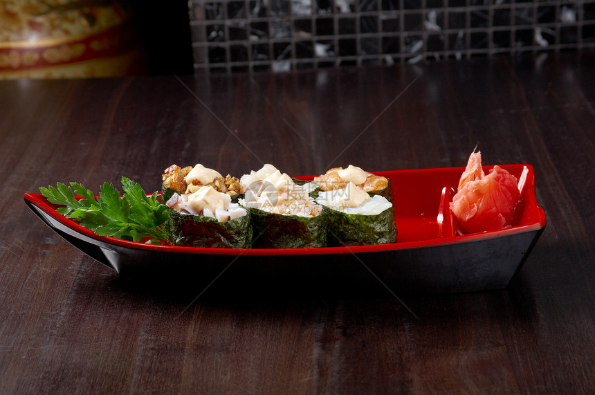 日本的寿司传统日本菜盘子鱼子蔬菜鱼片熟食餐厅美食芝麻饮食海鲜图片