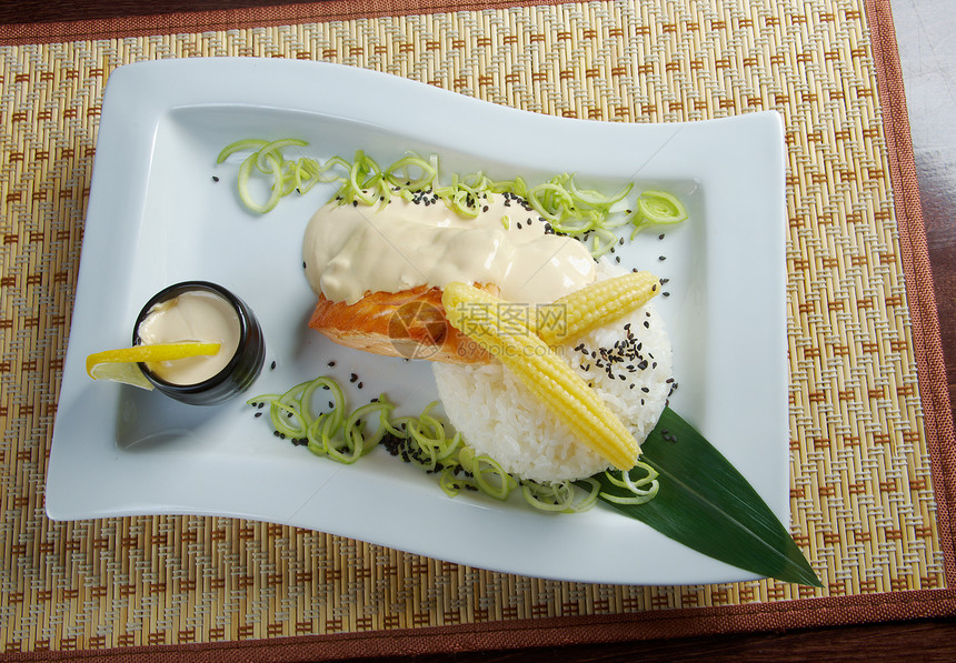 奶油酱中的三文鱼食物烹饪午餐沙拉厨房传统美食早餐蔬菜饮食图片
