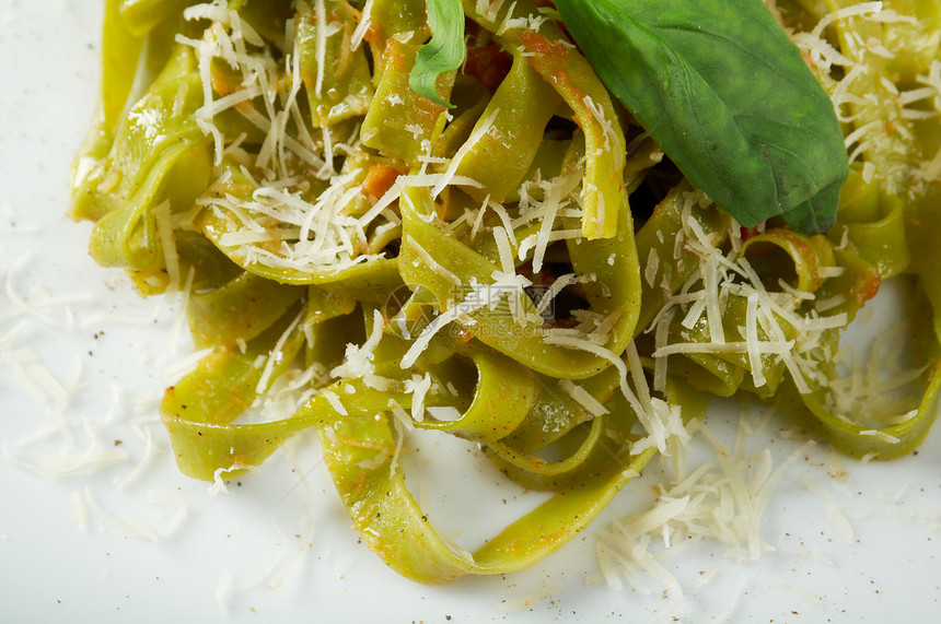 意大利面条绿色食物盘子香蒜叶子烹饪营养午餐美食健康图片