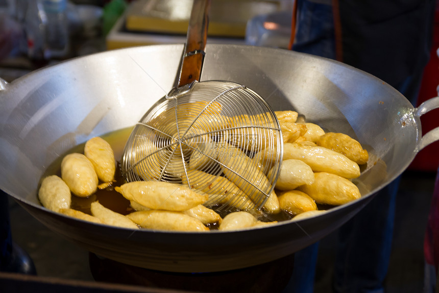 烹饪 深煎肉丸在一个巨大的wok厨师美食营养午餐小吃油炸牛肉女士食物市场图片