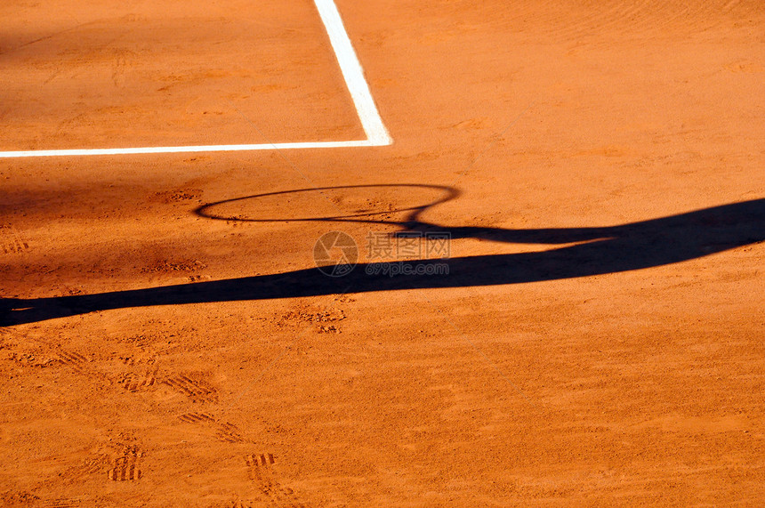 网球玩家对粘泥网球场的影子阴影法庭运动闲暇红色竞赛娱乐竞争游戏概念图片