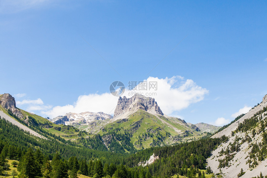 意大利阿尔卑斯山森林乡村蓝色草地天空高山山脉假期远足旅游图片