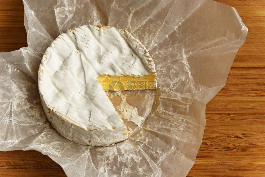 木板上的卡蒙塔白色奶油状产品圆形黄色食物美食营养奶制品模具图片