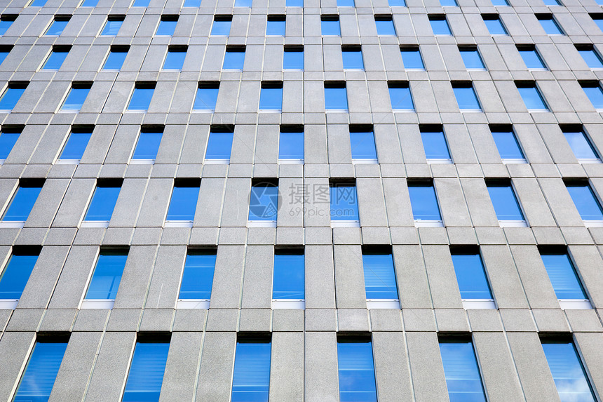 办公室大楼的水泥外墙 窗子是蓝色的图片