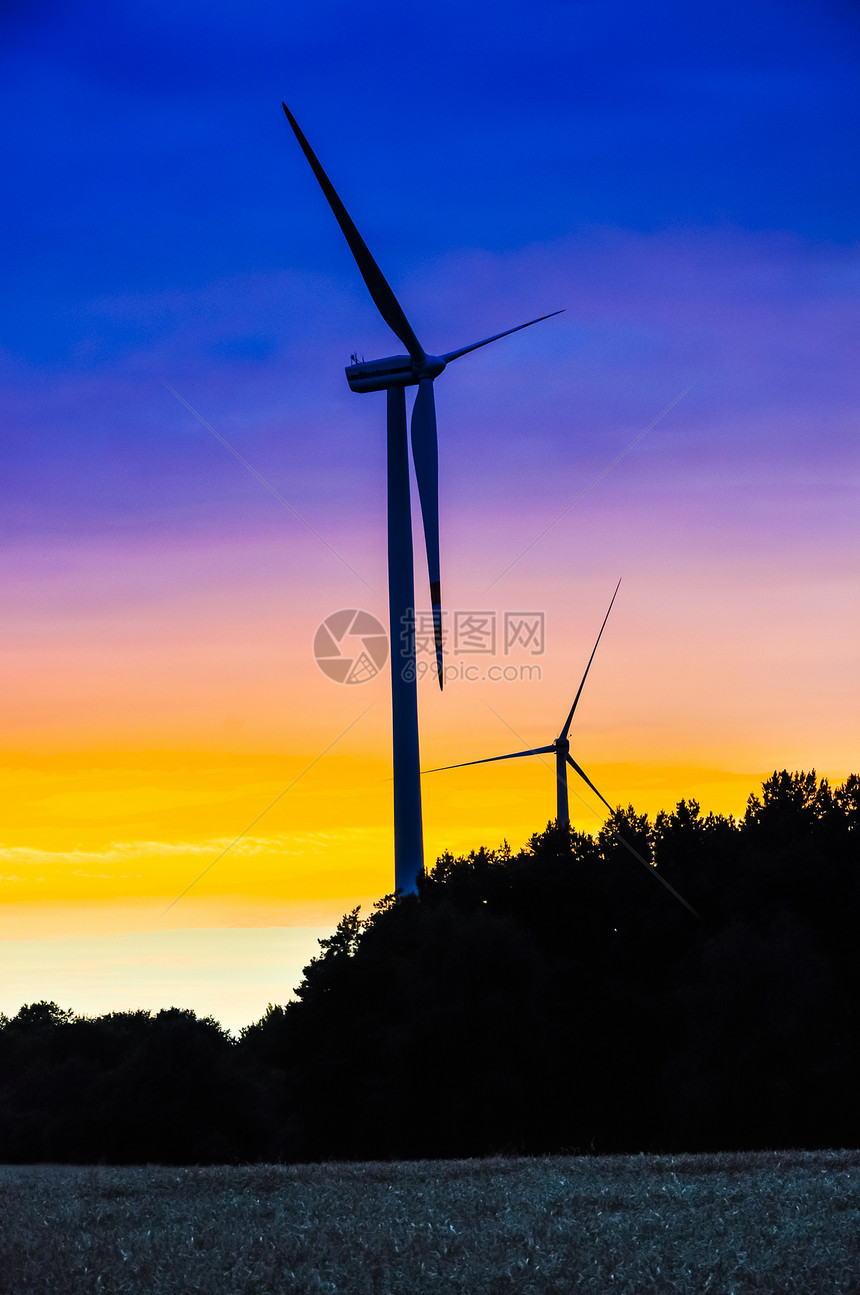 风风农场蓝色涡轮风车日落气候力量太阳螺旋桨发电机技术图片