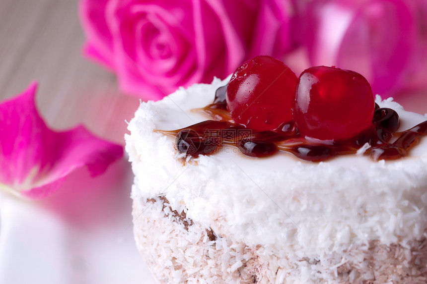 配樱桃的喜庆蛋糕花束婚礼美食甜点杯子盘子糖艺派对椰子磨砂图片