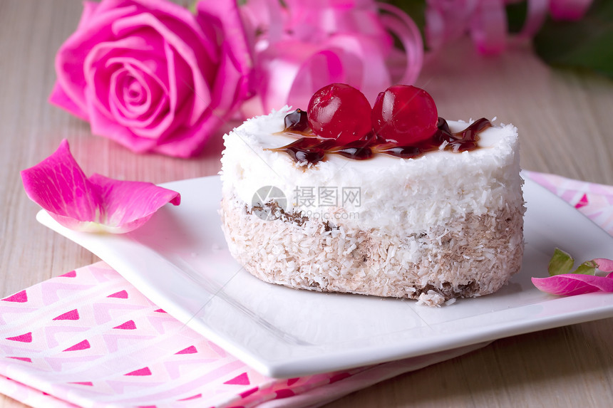 配樱桃的喜庆蛋糕花束椰子糖浆磨砂派对糖艺美食口香糖婚礼奢华图片