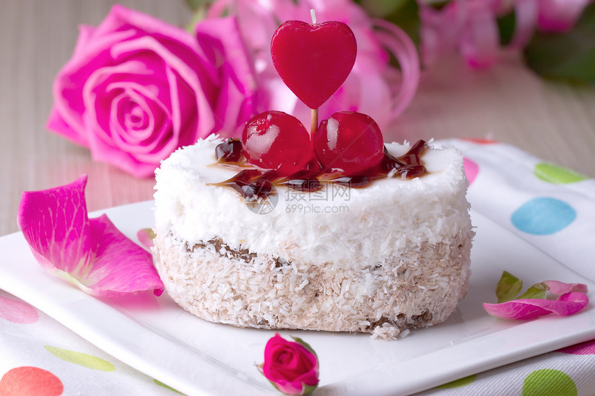 配樱桃的喜庆蛋糕奢华糖浆美食婚礼蛋糕架杯子派对玫瑰花瓣花束图片