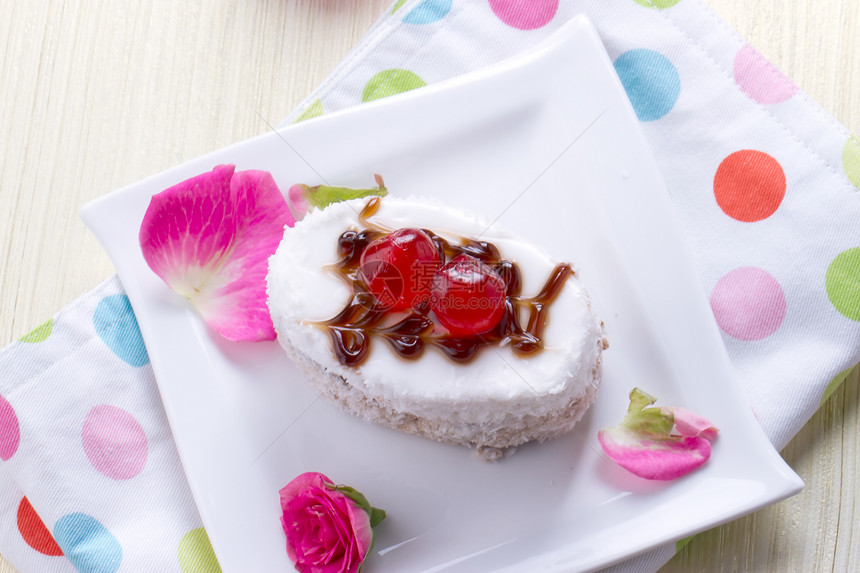 配樱桃的喜庆蛋糕食物派对盘子糖浆口香糖奢华杯子花瓣甜点蛋糕架图片