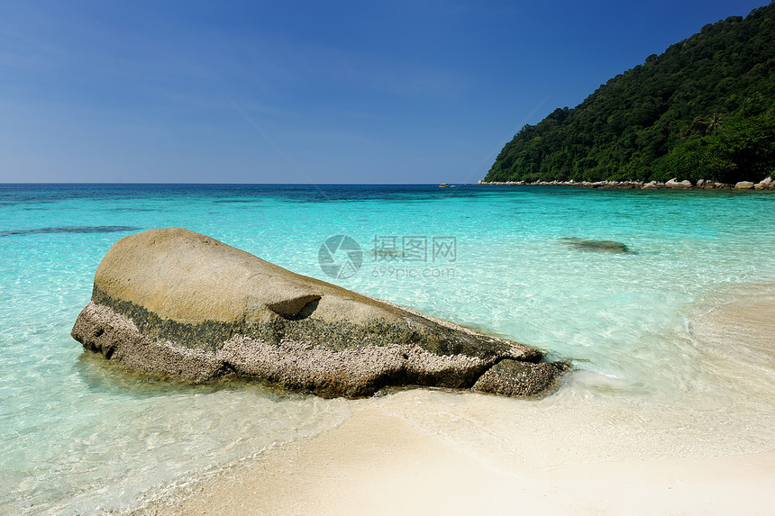 美丽的海滩岩石蓝色旅行天空海景海岸线海洋石头假期风景图片