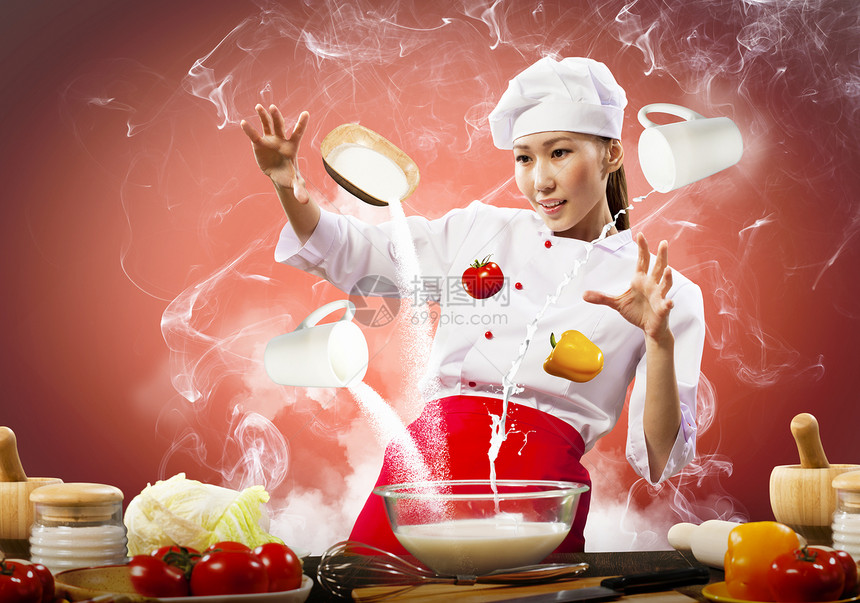 亚洲女性用魔法烹饪成人空气杯子饮食胡椒围裙蔬菜沙拉魅力牛奶图片