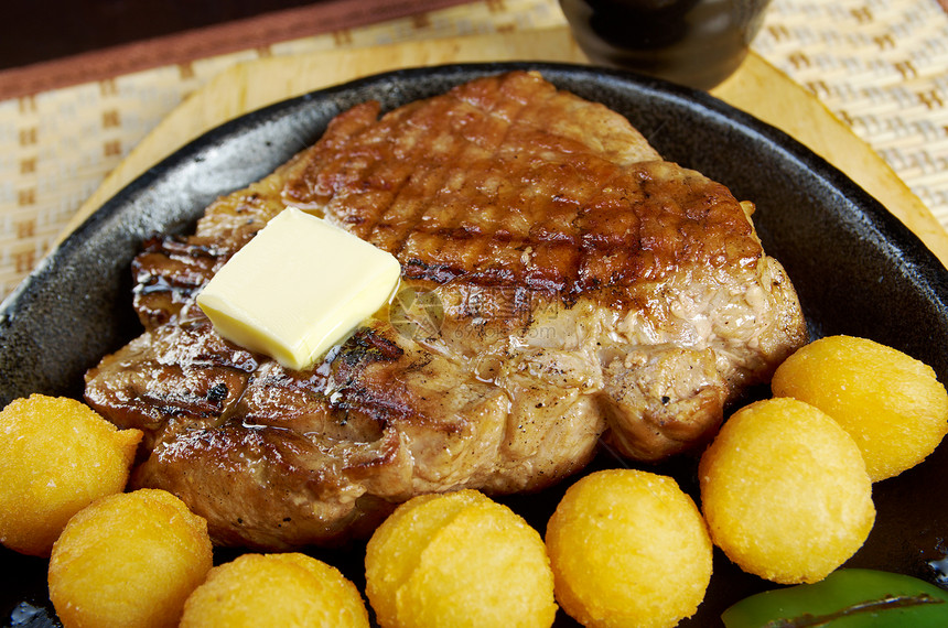 日本猪肉牛排叶子猪肉午餐烹饪蔬菜用餐头皮肋骨餐厅美食图片