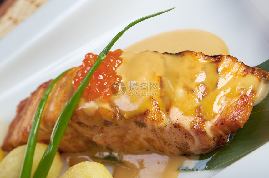 土豆鲑鱼烹饪美食传统午餐食物蔬菜厨房图片