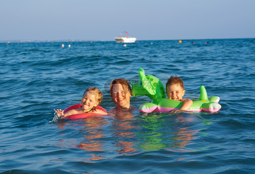在波浪中的家庭孩子海浪假期女孩蓝色喜悦乐趣海洋季节童年图片