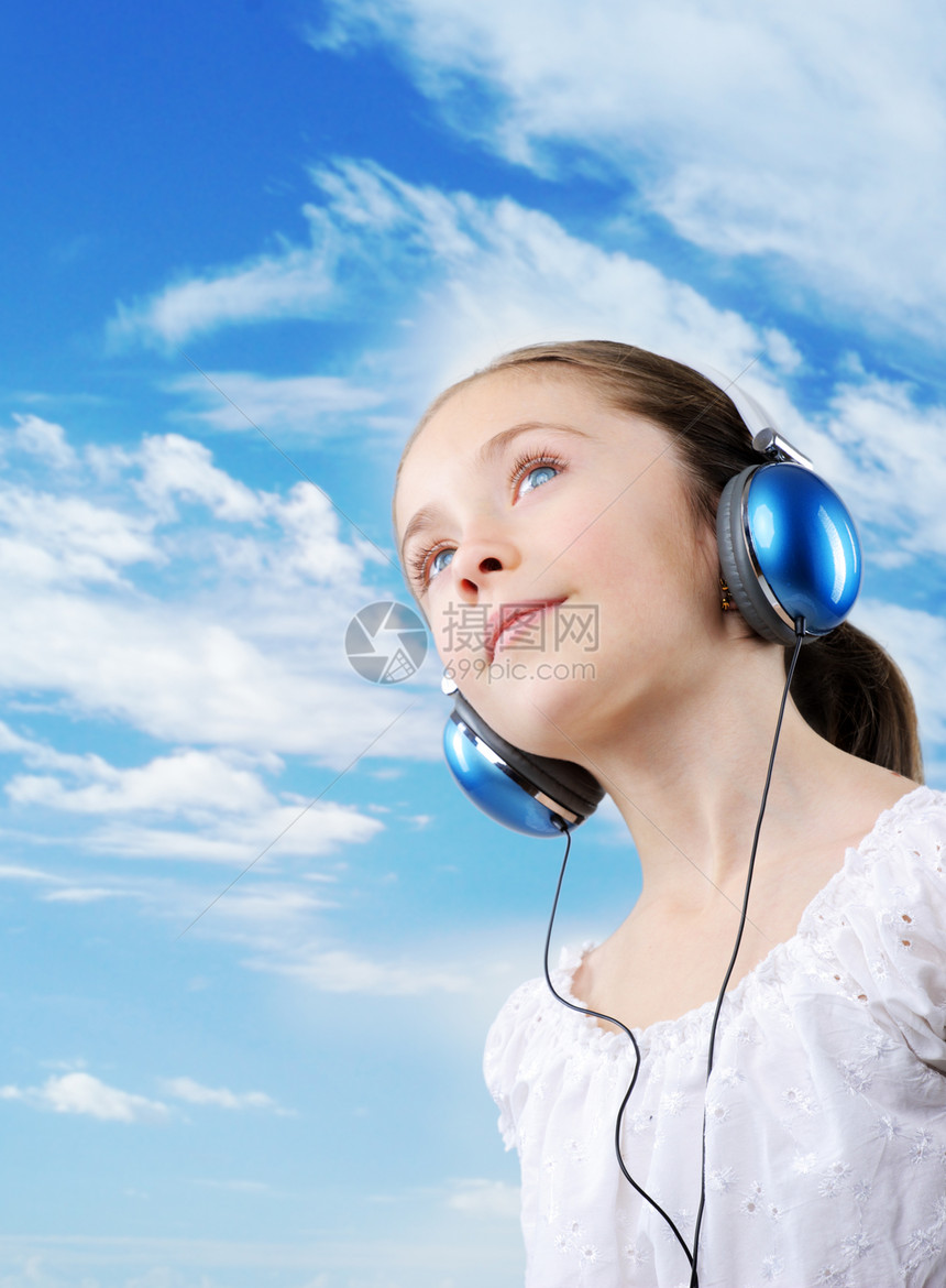 戴耳机的年轻女孩快乐音乐乐趣童年小姑娘女性喜悦孩子图片