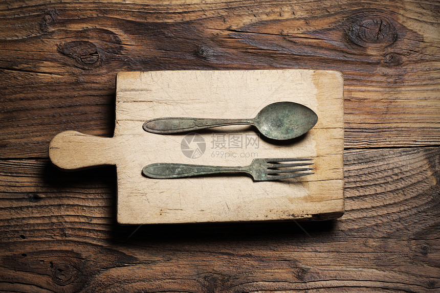 勺和叉配件封面棕色地面菜单木头砧板桌子金属厨房图片